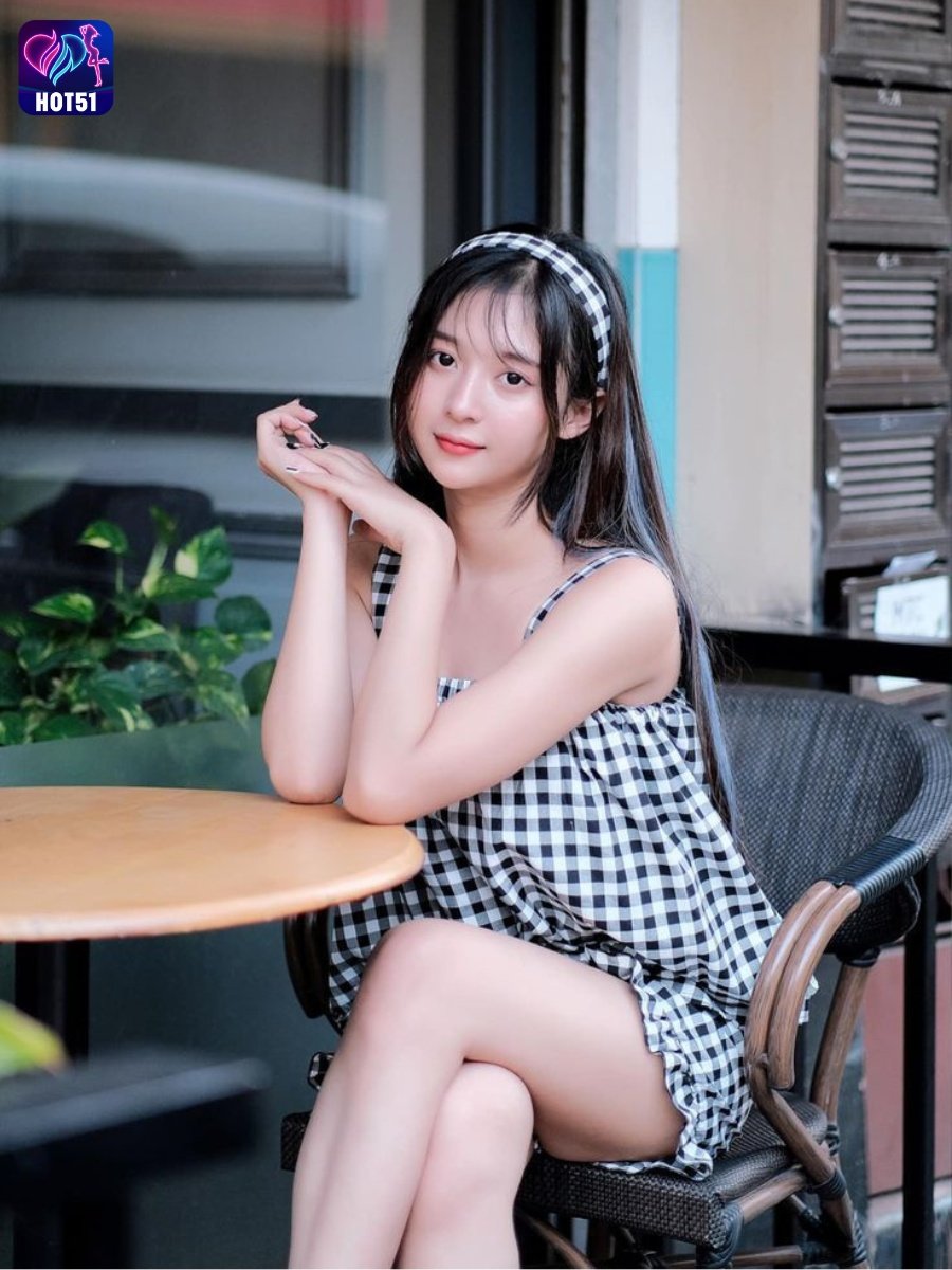 Beautiful Girl Livestream on Hot51 app